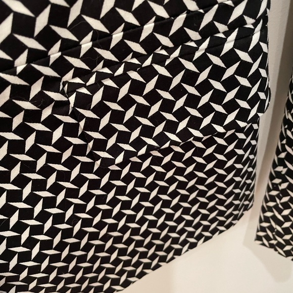 New York and Company Blazer !  Deep Navy and White Geometric Print -2 Button - Picture 7 of 13